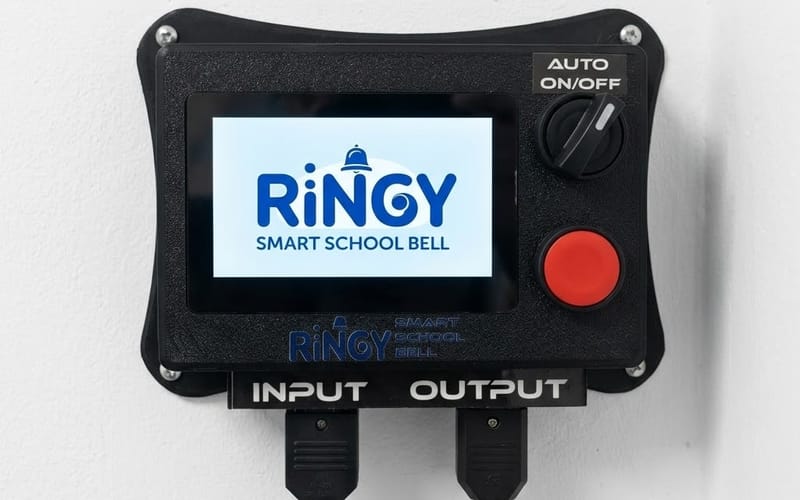 RiNGY на стената: сензорният екран, превключвателят AUTO ON/OFF и червеният бутон, който бие звънеца на ръка, каквото и да показва екранът.